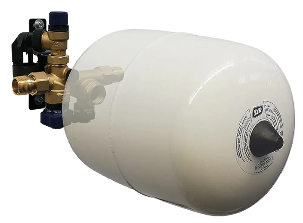 Weißer Drucktank mit integrierter Armatur von Syr, geeignet für die Drucksteigerung in Wasserversorgungsanlagen. Sichtbare Anschlussarmatur und Markierungen.